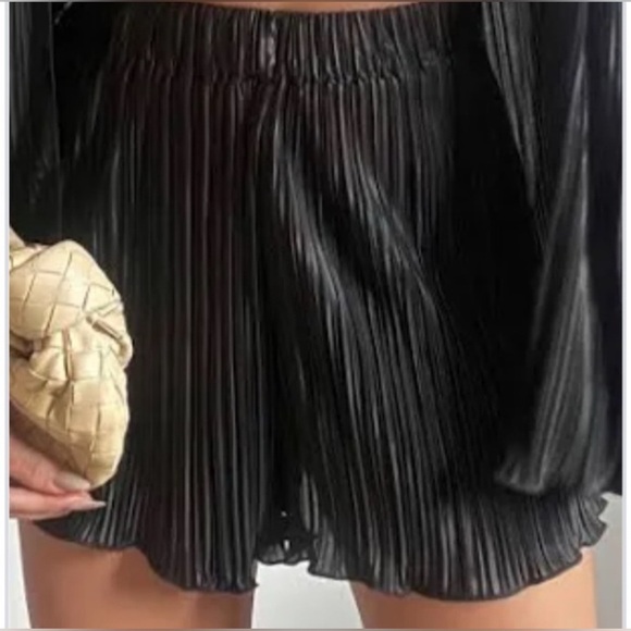 VESTIQUE PLISSE BLACK SHORTS- small - Picture 3 of 5